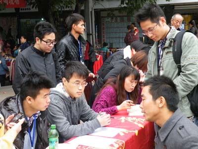 法学院迎庆十八大系列活动之联手西政，社区普法