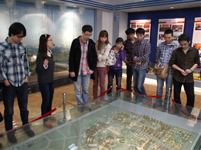 建筑城规学院2012级研究生参观校史馆活动