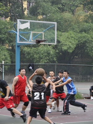 动力学院迎新师生篮球交流赛精彩上演