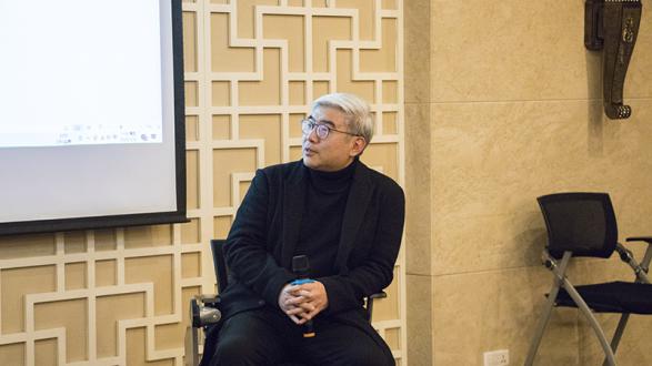 侯宝石发言在互动提问环节,主持人唐聪提出了栋梁如何搭建在错落屋脊