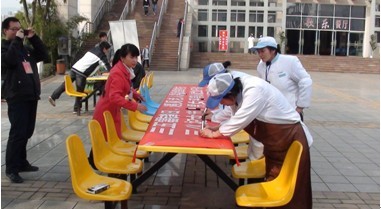 重庆大学研究生践行新时期雷锋精神系列活动（一） ——“雷厉风行，誓做先锋”问卷调查签名活动