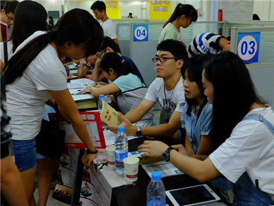 笑迎新生,用心服务——记重庆大学2015年研究生迎新工作