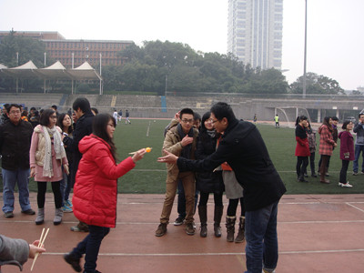 手拉手,心连心——重庆大学研团委2011年素质拓展训练赛精彩纷呈