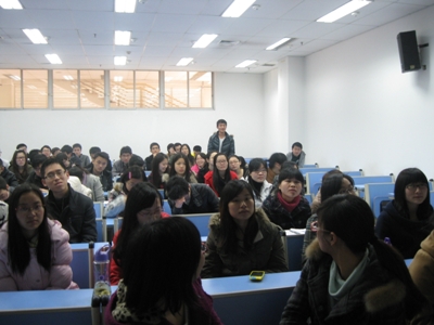 把握社会脉动，关注两会议题——记通信学院研2011级党组织生活