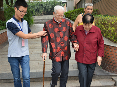 重庆大学重阳节系列活动之——“2014年金秋敬老祝寿活动暨学校情况通报会”