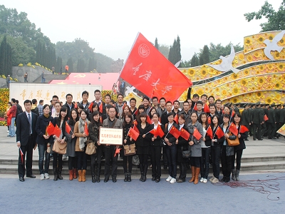 争先创优——法学院参加“重庆市各界纪念11.27烈士殉难62周年”祭扫活动