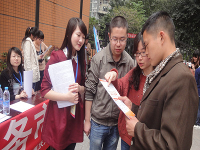 走进社区 服务市民——“重大温暖行”暖人心