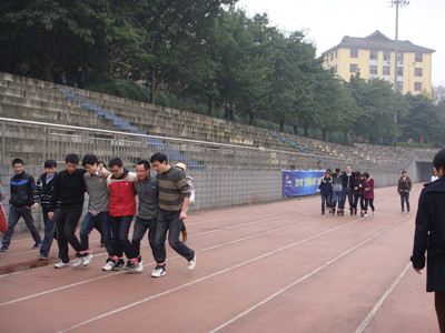 手拉手,心连心——重庆大学研团委2011年素质拓展训练赛精彩纷呈
