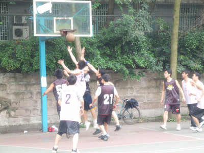 2012年“动力印象杯”学生篮球联赛火热开赛